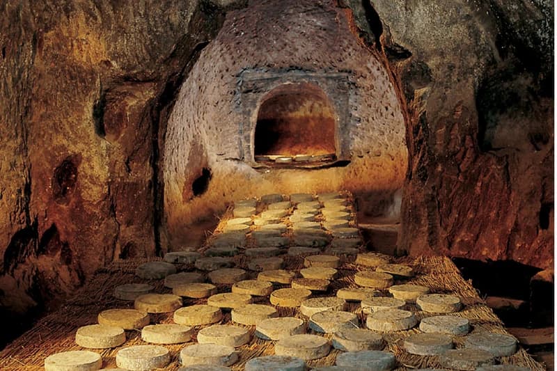 cave d'affinage de saint nectaire dans les mystères de farges