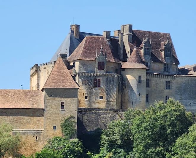 Visiter le château de Biron : un géant de pierre au cœur du Périgord