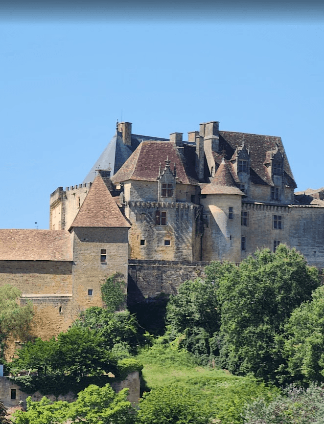Visiter le château de Biron : un géant de pierre au cœur du Périgord