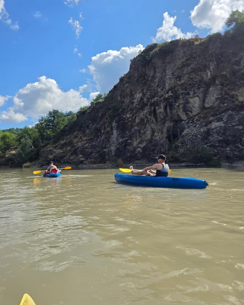 descente en kayak sur la loire vers retournac le long des falaises