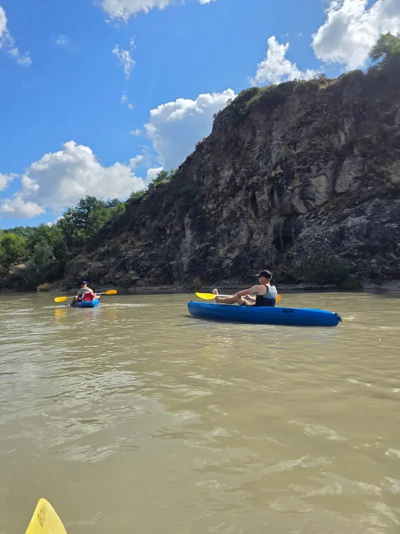 descente en kayak sur la loire vers retournac le long des falaises