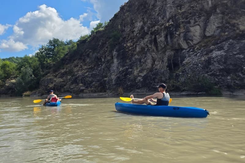 descente en kayak sur la loire vers retournac le long des falaises
