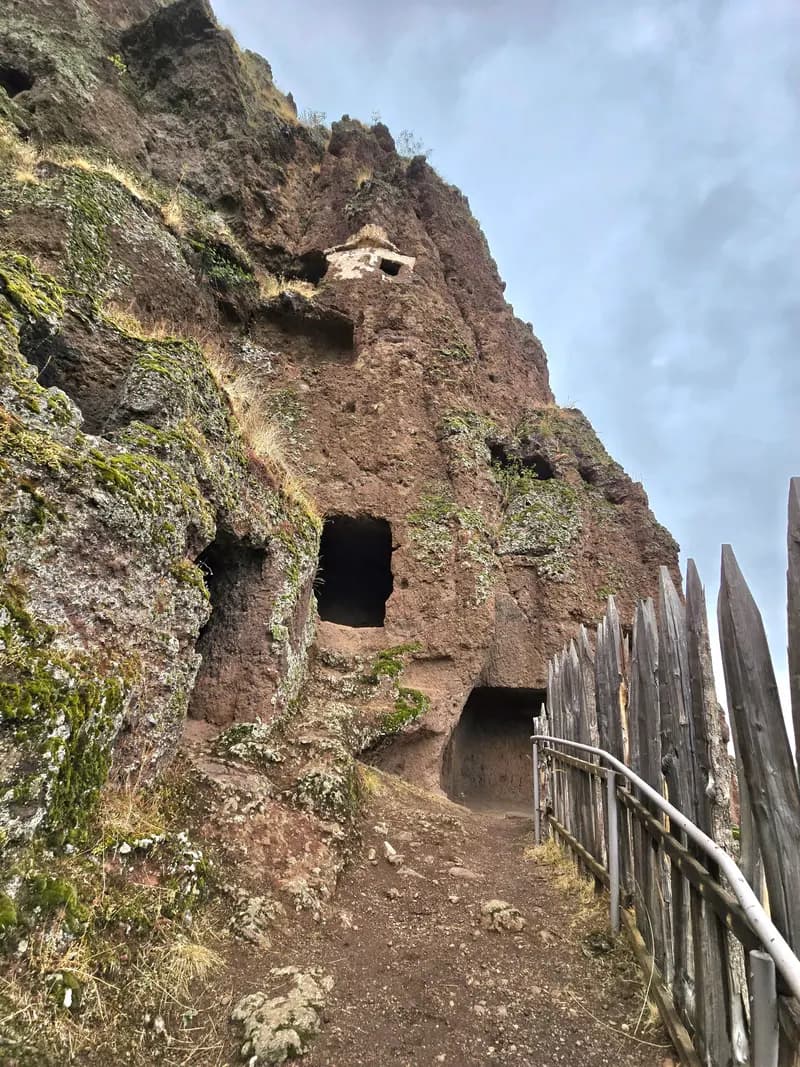Visiter la forteresse troglodyte de Jonas
