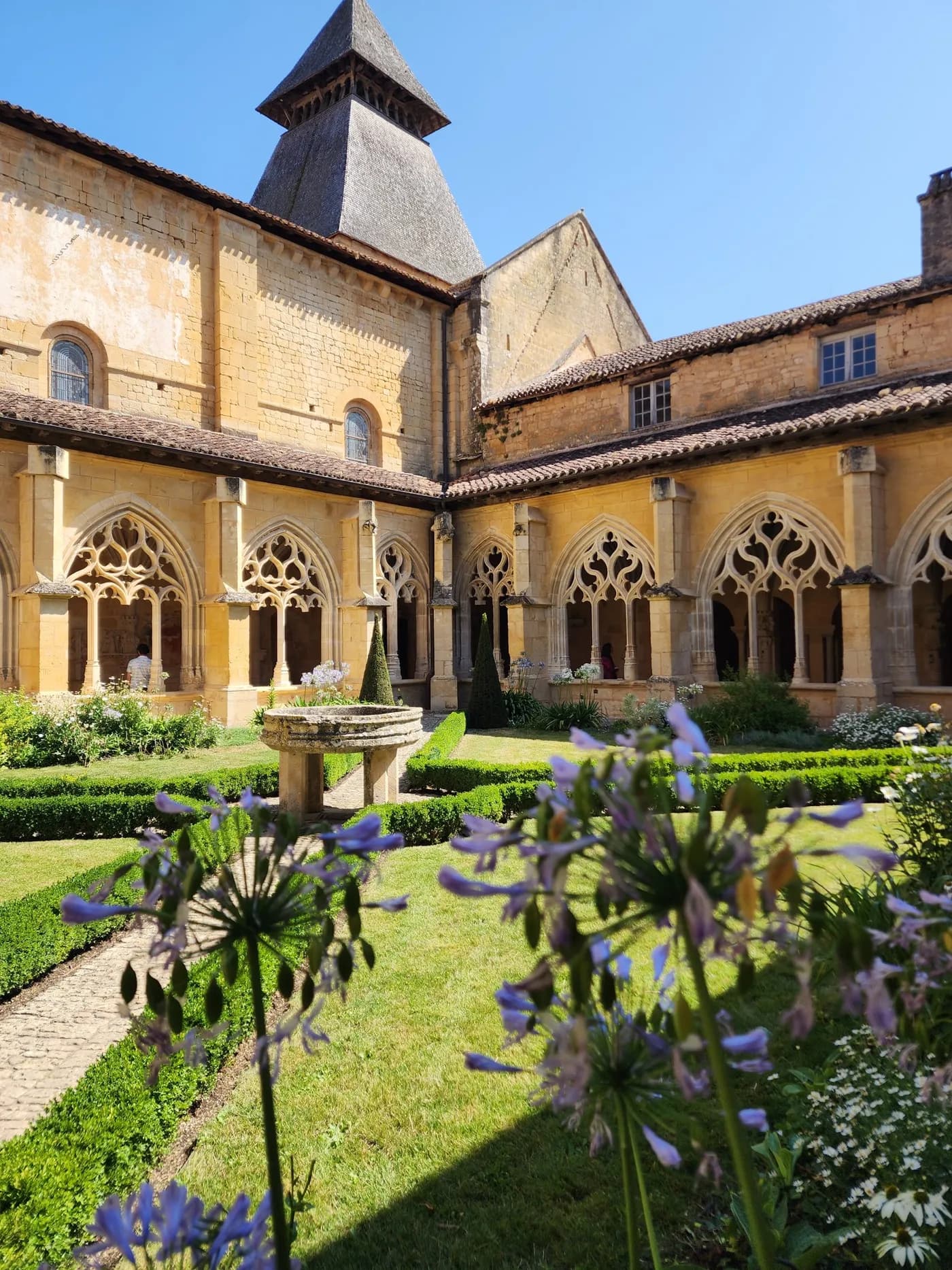 Le cloître de Cadouin : chef-d’œuvre gothique au cœur du Périgord