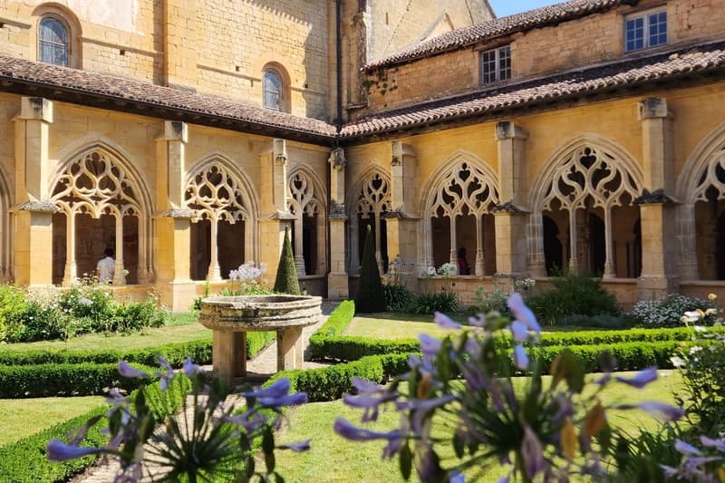 Le cloître de Cadouin : chef-d’œuvre gothique au cœur du Périgord
