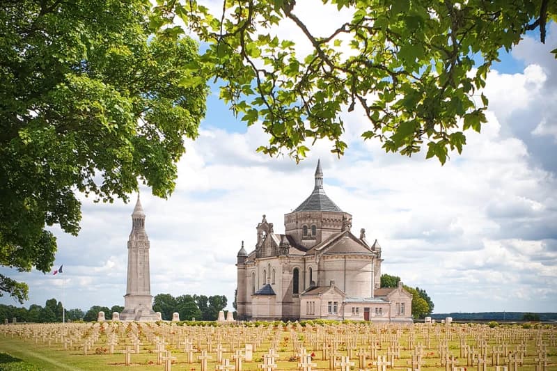Mémorial Notre-Dame de Lorette – Visitez la nécropole et l’Anneau de la Mémoire dans le Pas-de-Calais