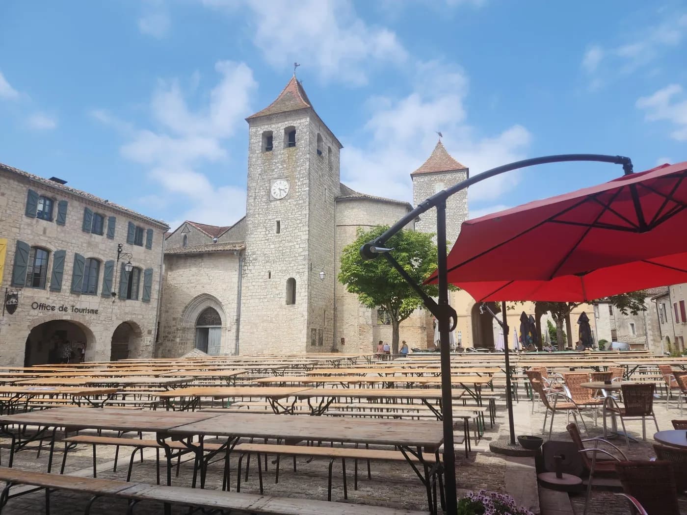 Vue sur la place de Lauzerte lors d'un jeudi gourmand