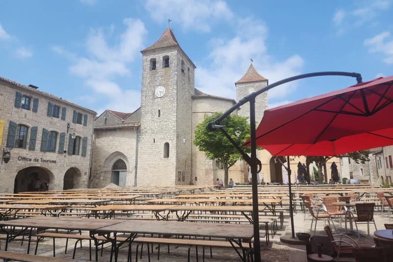 Vue sur la place de Lauzerte lors d'un jeudi gourmand