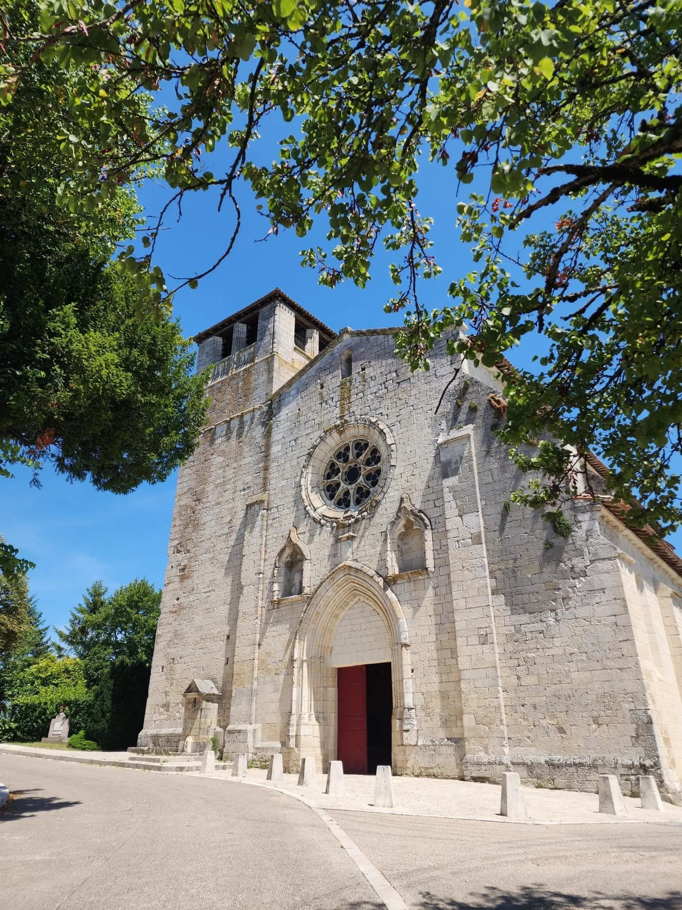 Façade de la collégiale de Montpezat de Quercy