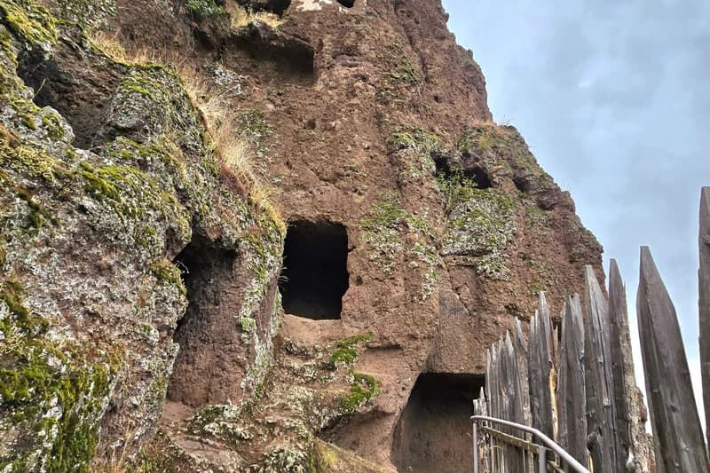 Visiter la forteresse troglodyte de Jonas