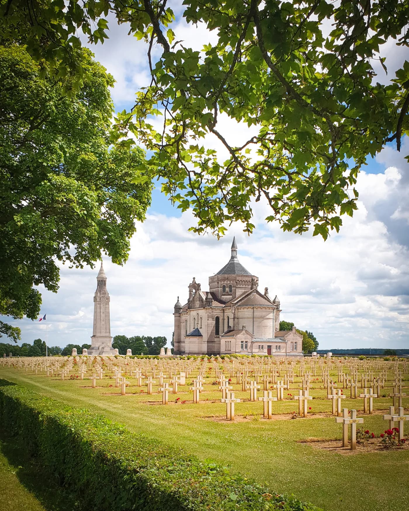 Mémorial Notre-Dame de Lorette – Visitez la nécropole et l’Anneau de la Mémoire dans le Pas-de-Calais