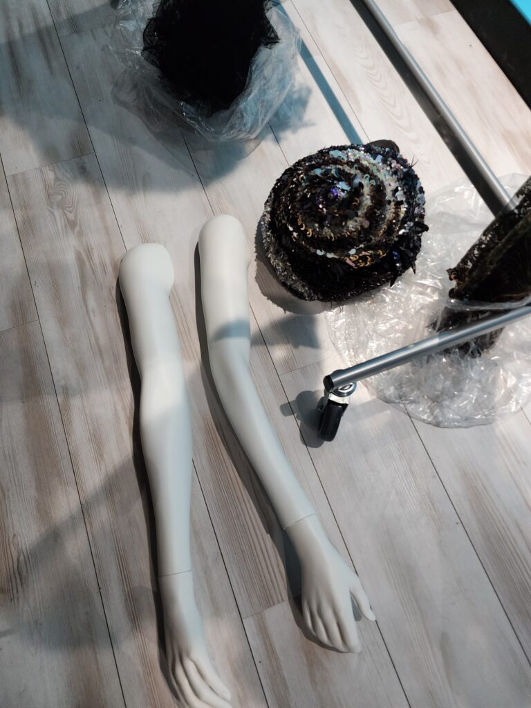 Accesoires de l'exposition fred sathal au musée de Caudry