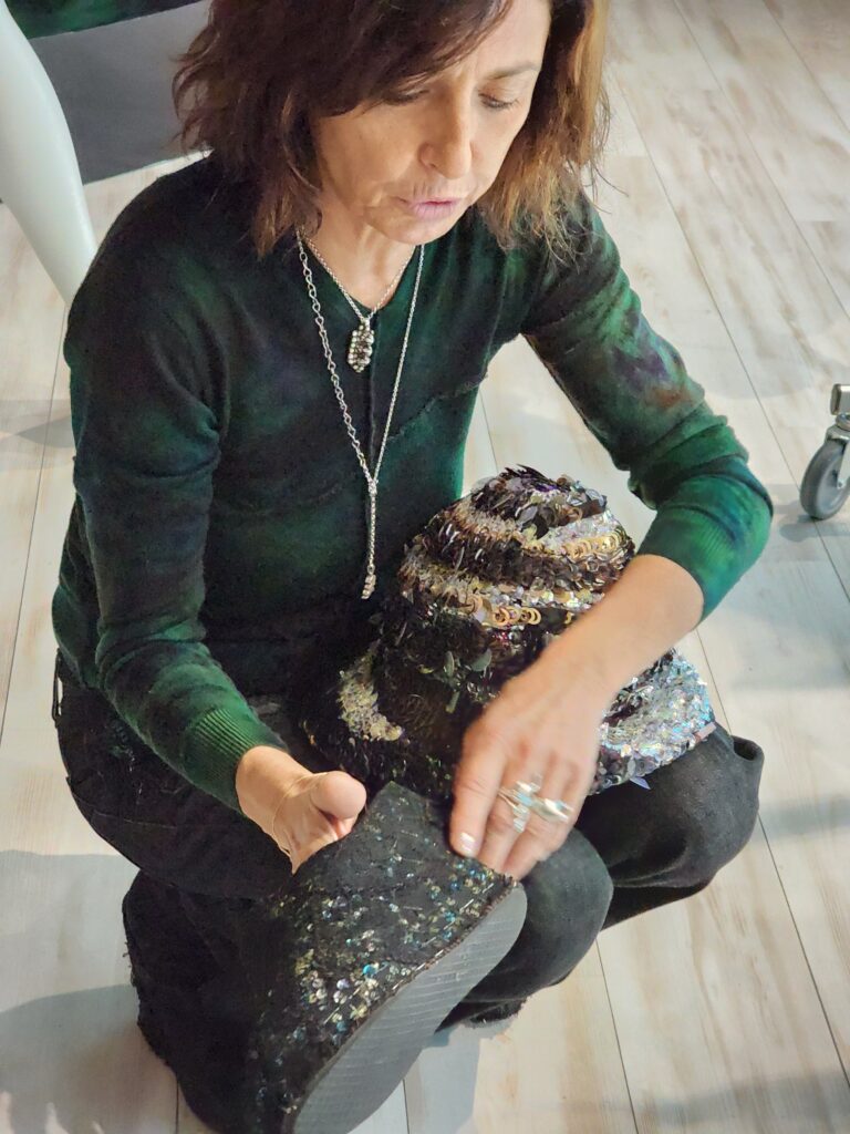 Chaussures dans l'exposition fred sathal au musée de Caudry