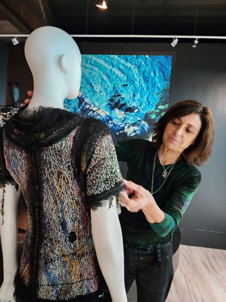 préparation de l'exposition de fred sathal au musée de Caudry