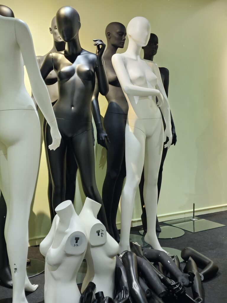 Mannequins pour l'exposition fred sathal au musée de Caudry