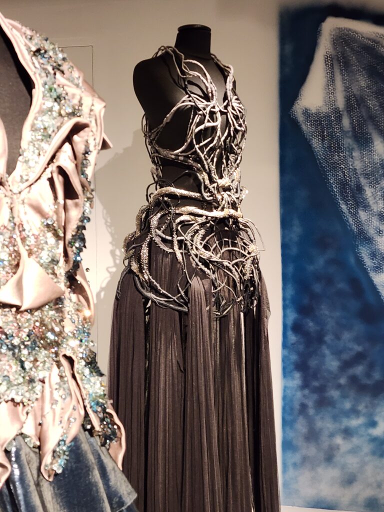 Robe gris foncé et robe gris clair