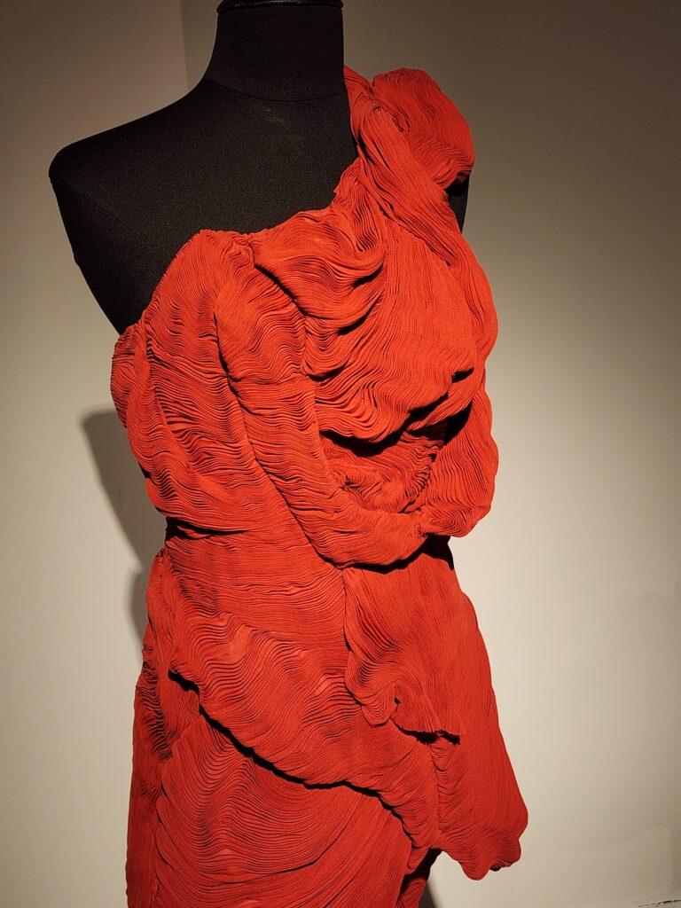 robe rouge plissée