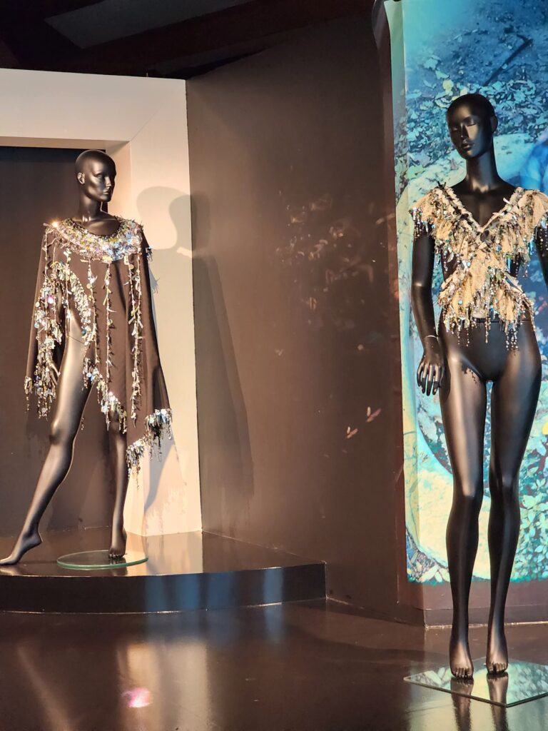 podium avec les créations de Fred sathal au musée de Caudry