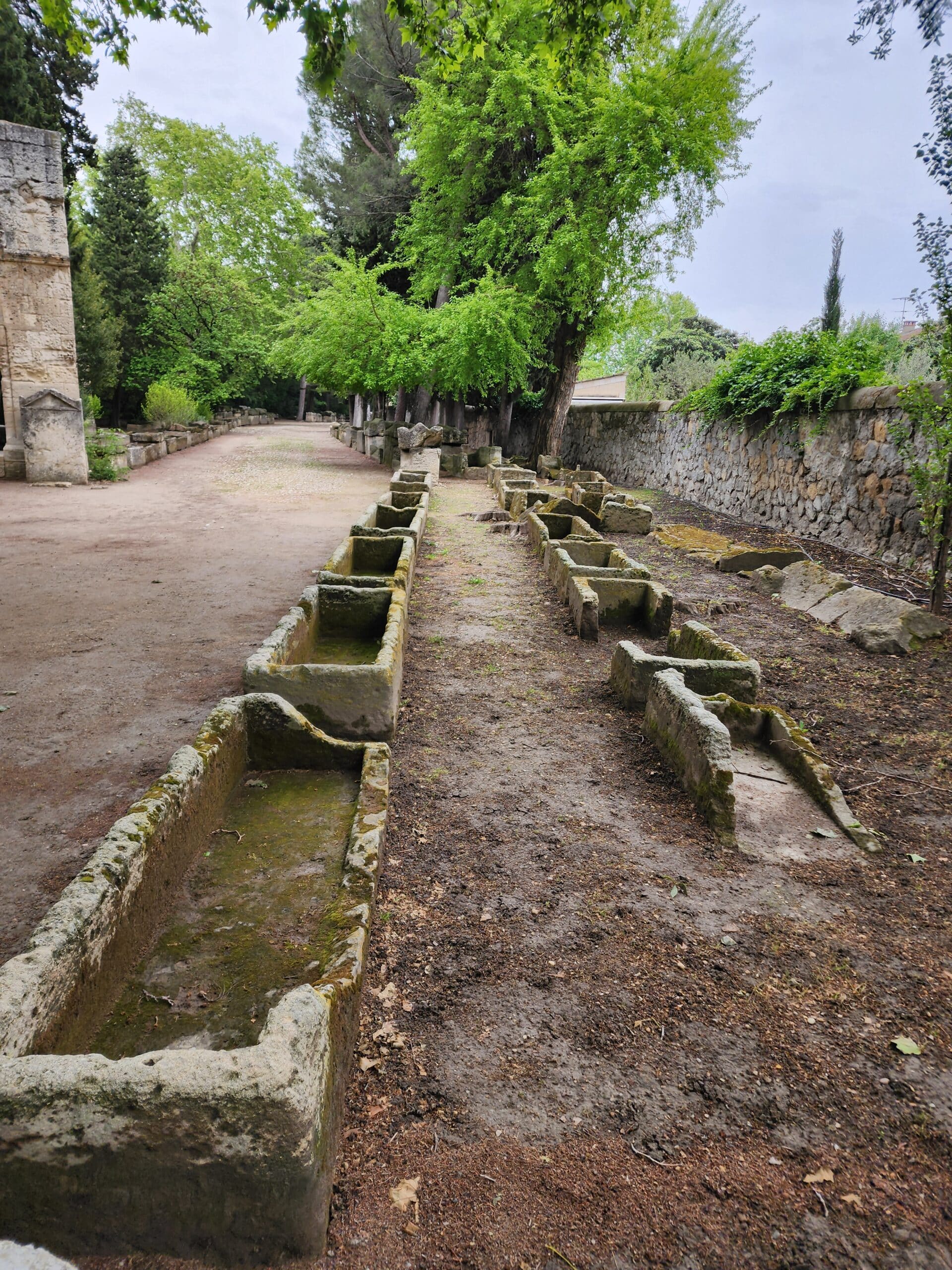 alignement de sarcophages