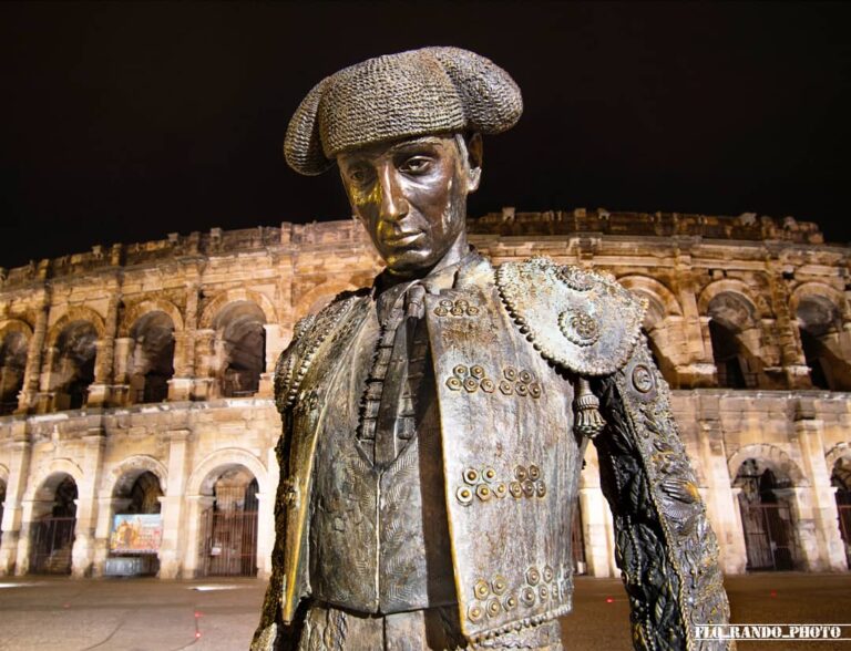 Toréro devant les arènes de Nimes