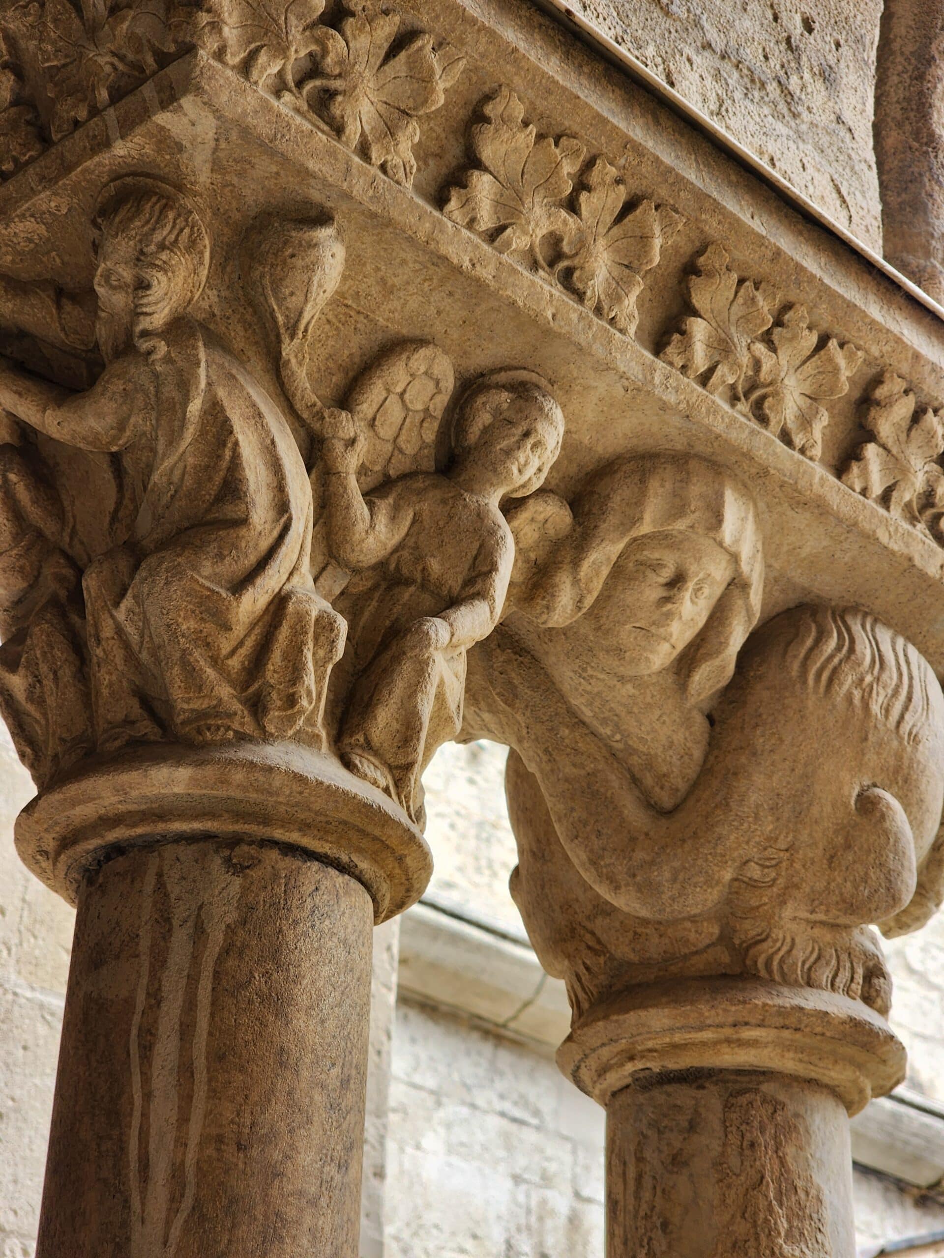 Chapiteaux du cloître Saint Trophime