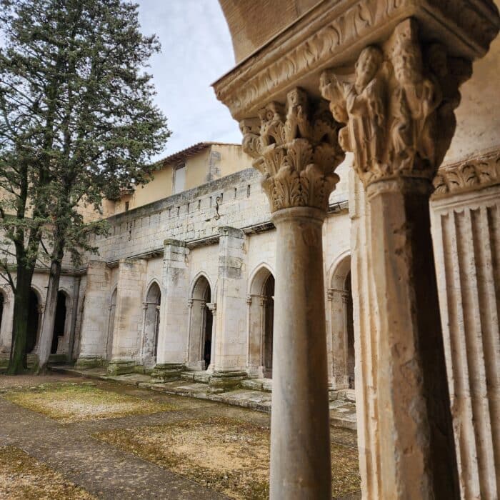 chapiteaux et cour du cloître