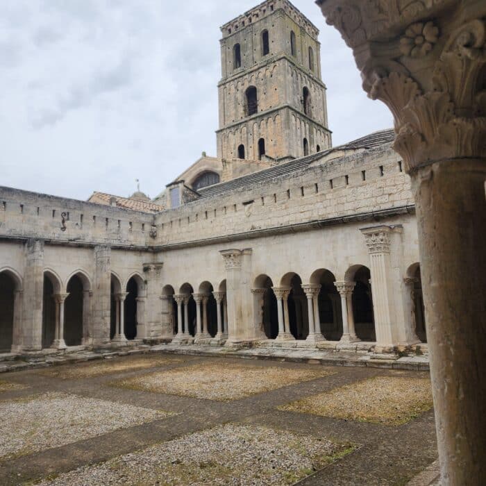 vue sur le cloitre et l'église