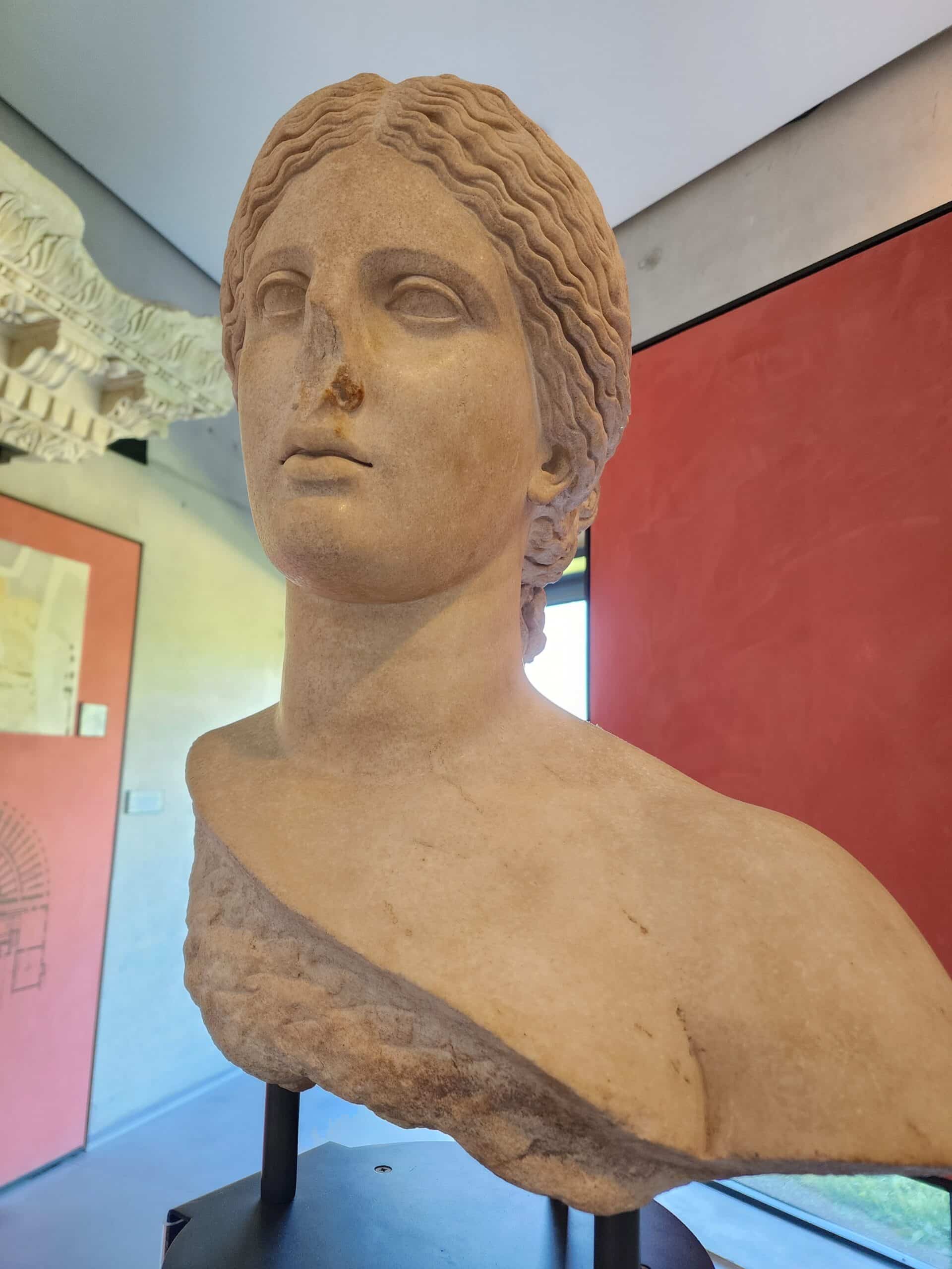 Statue au musée départemental antique d'Arles