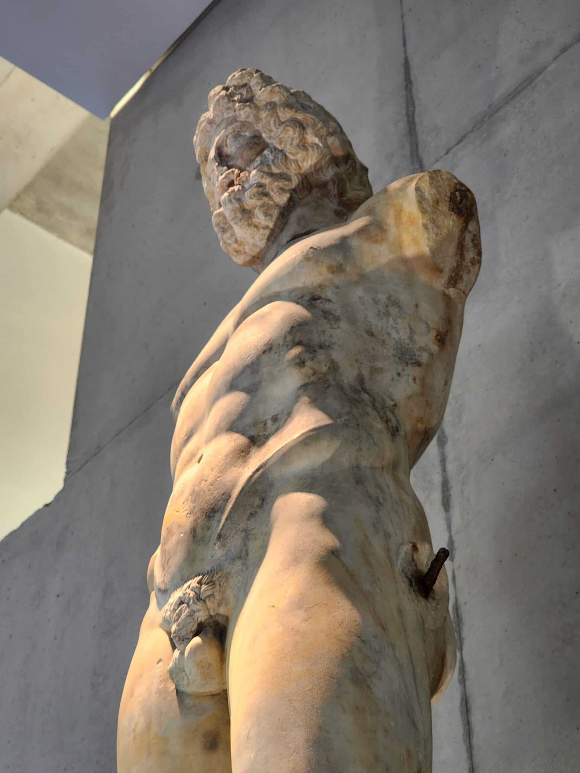 Statue au musée départemental antique d'Arles