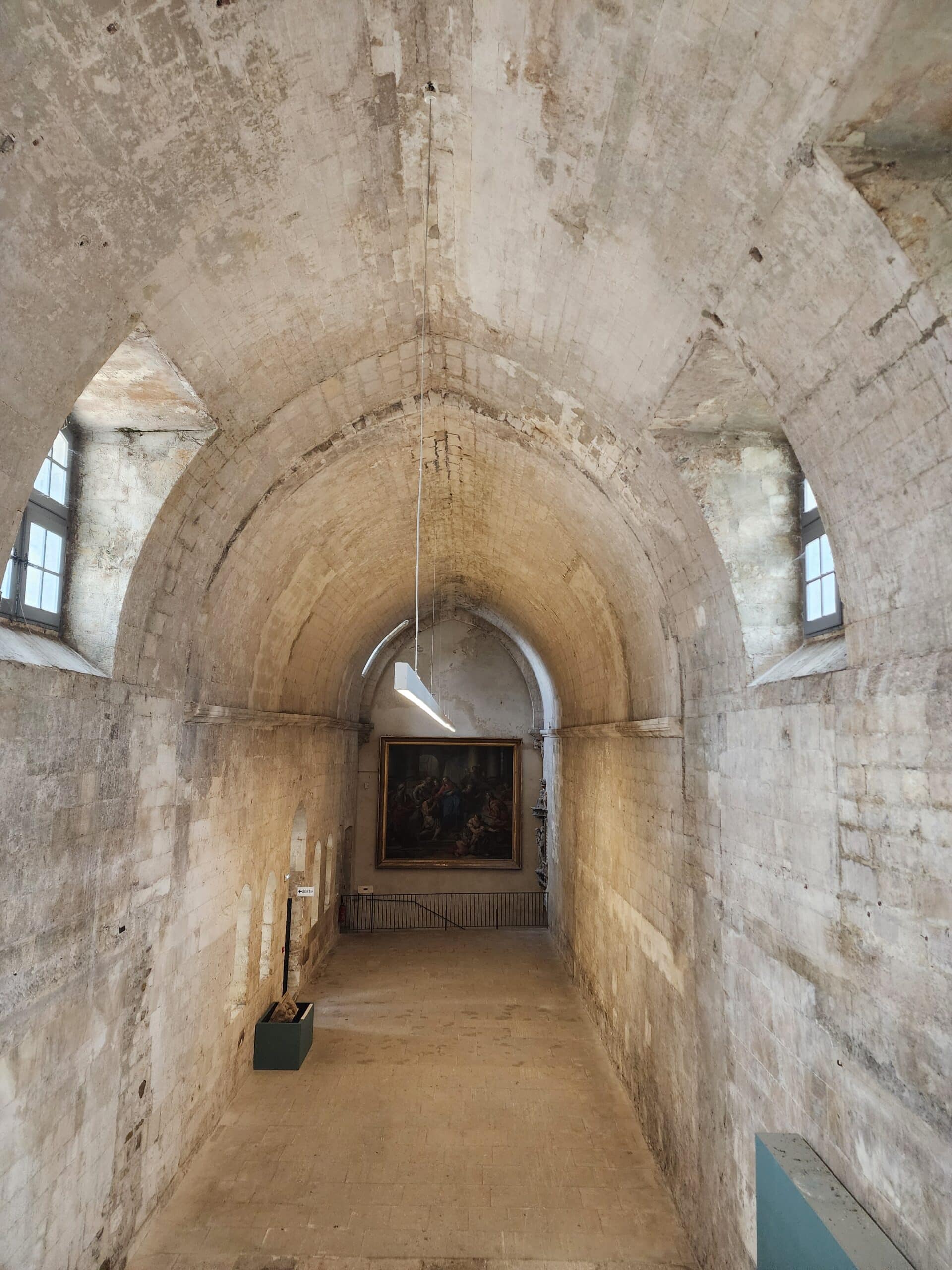 à côté du cloître