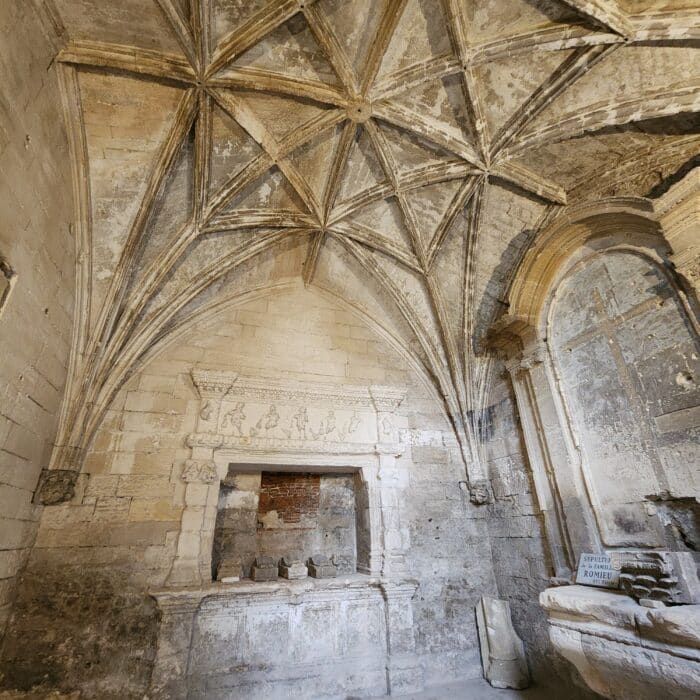 Ancienne chapelle dans les Alyscamps