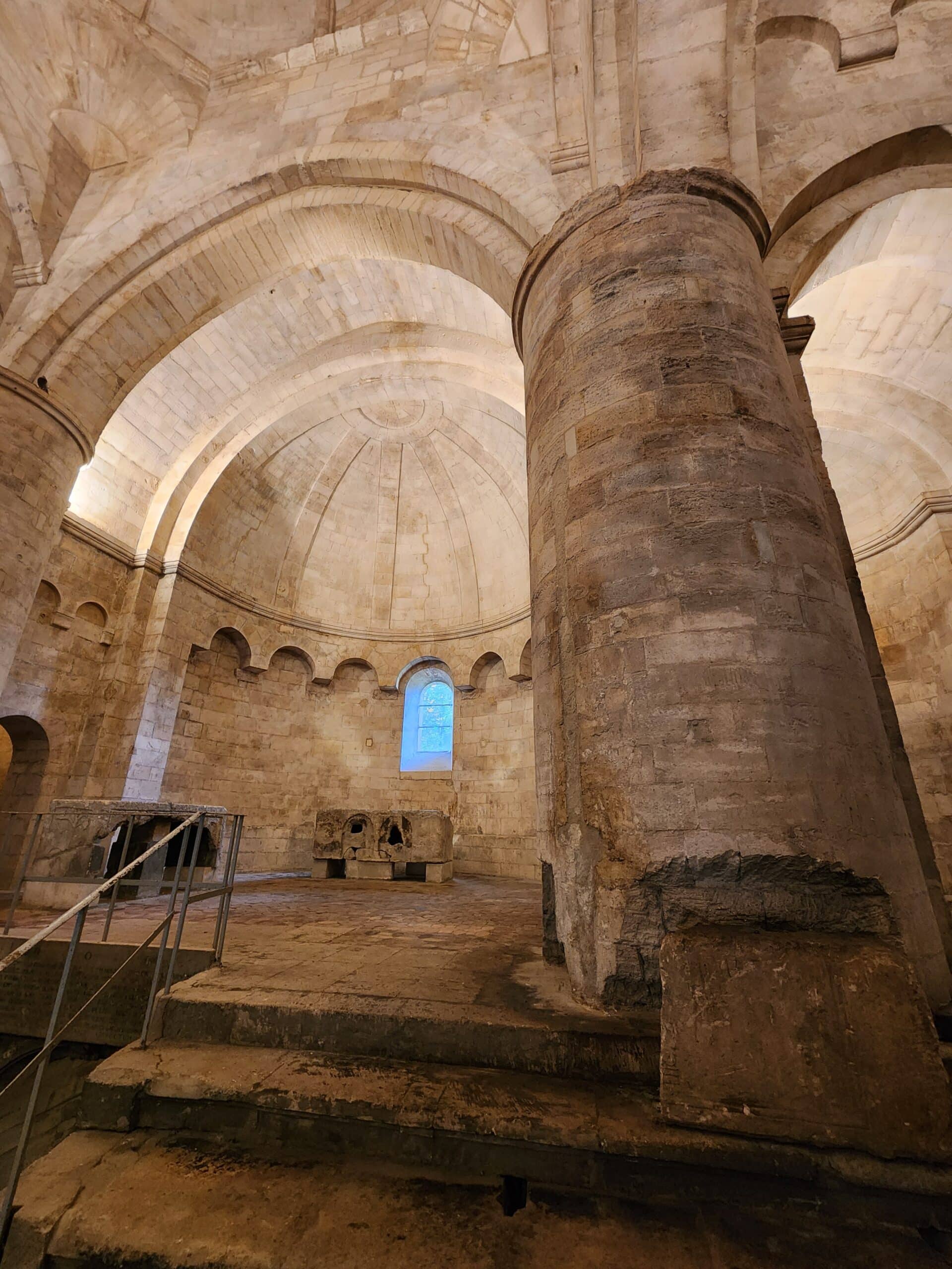 voûtes et piliers de l'église Saint Honorat