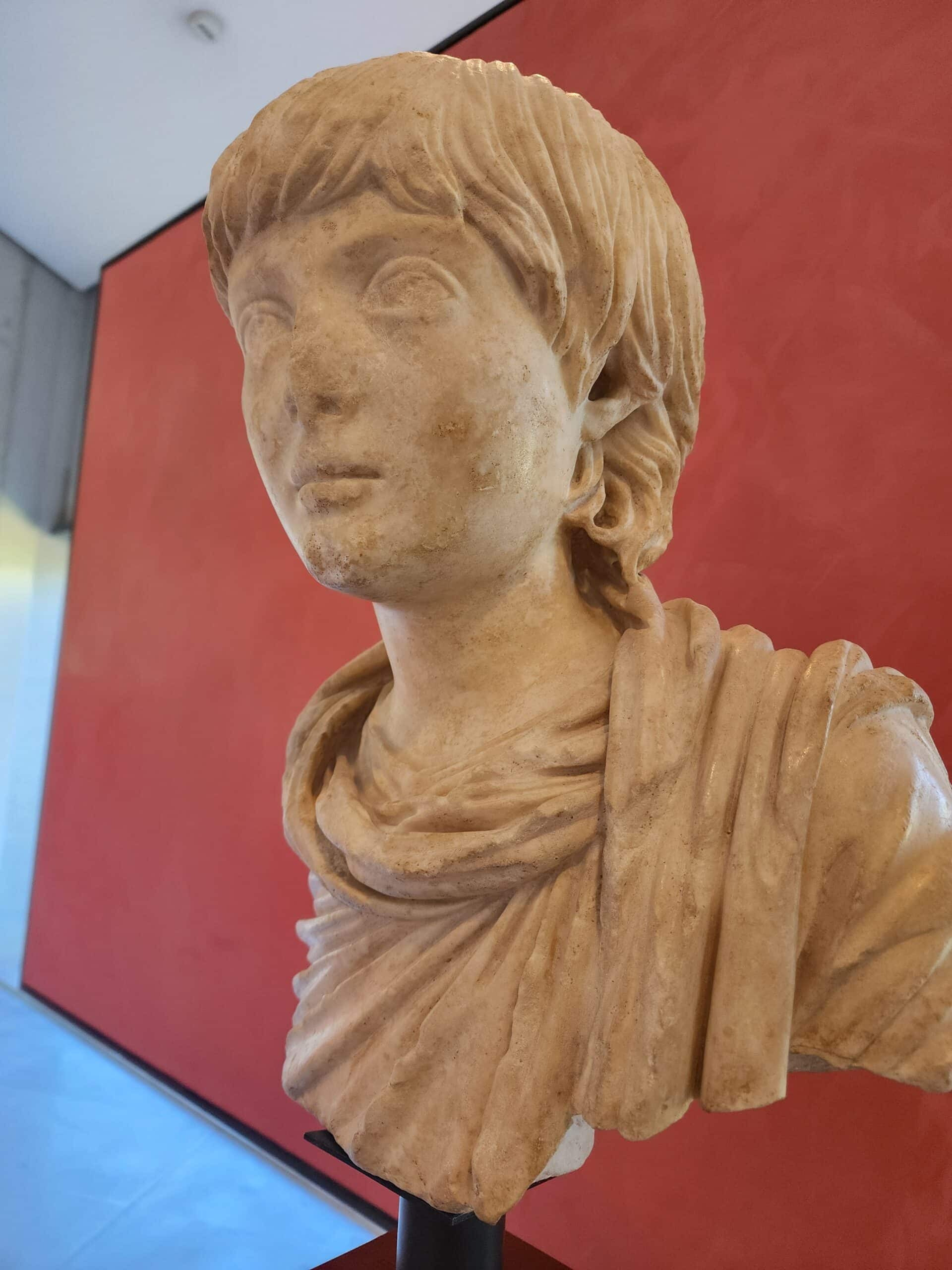 Statue d'un jeune homme