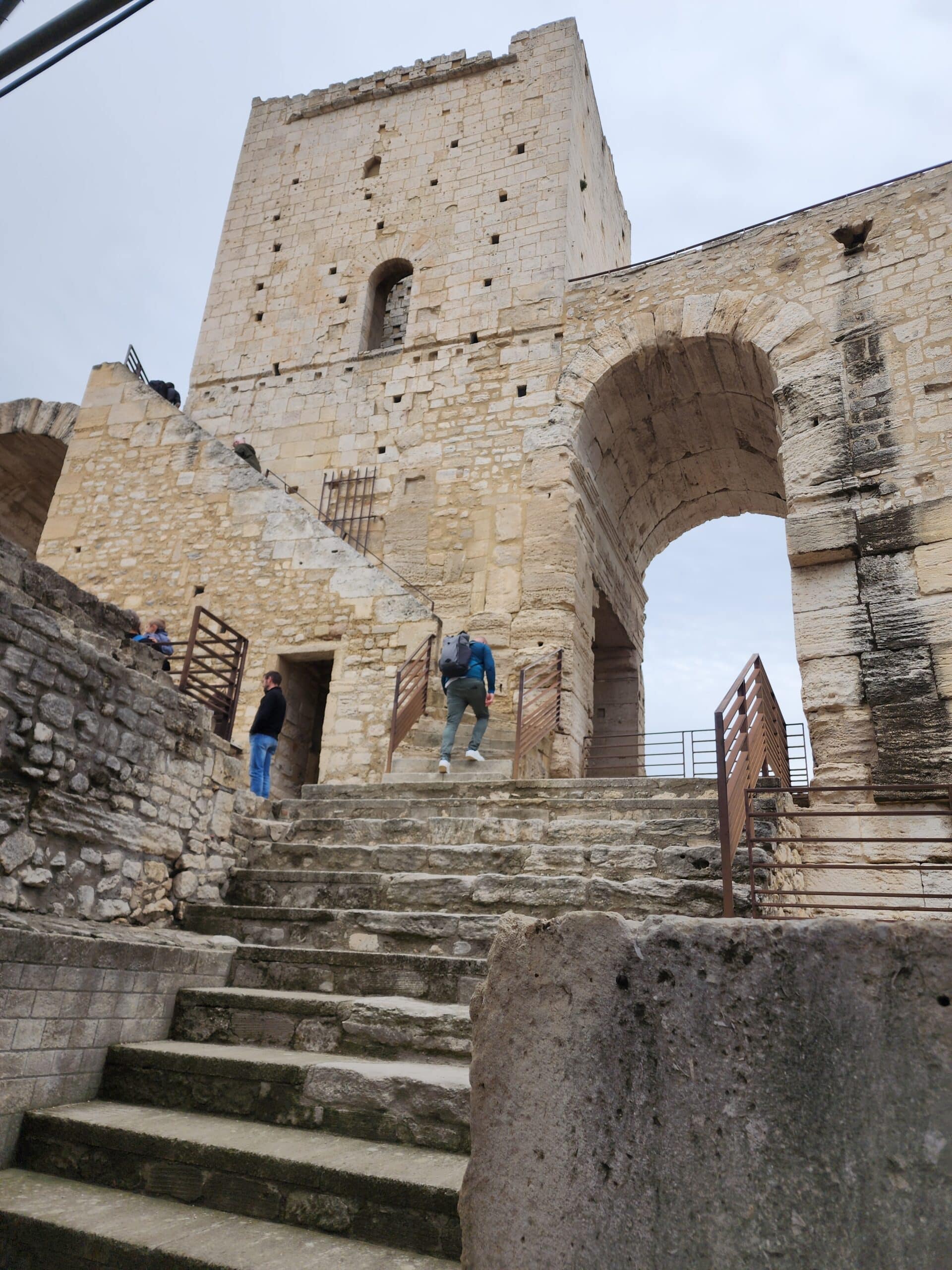 escaliers pour monter à la tour