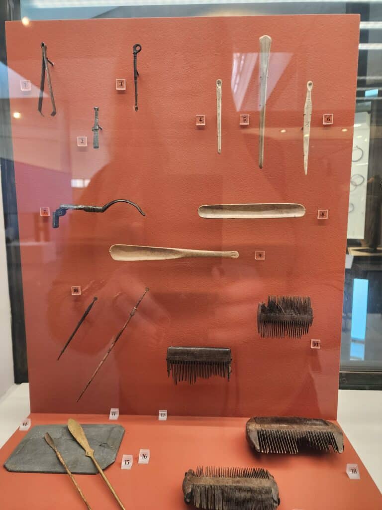 pince à épiler, peignes ... au musée Arles antique