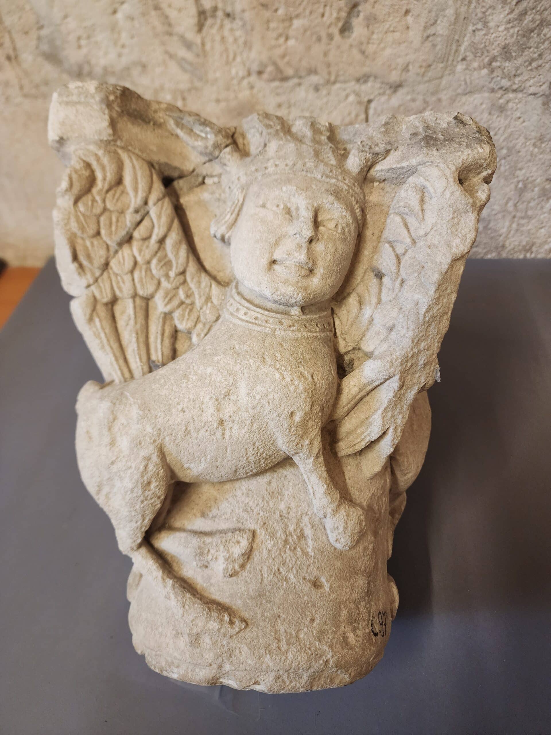 statue à côté du cloître