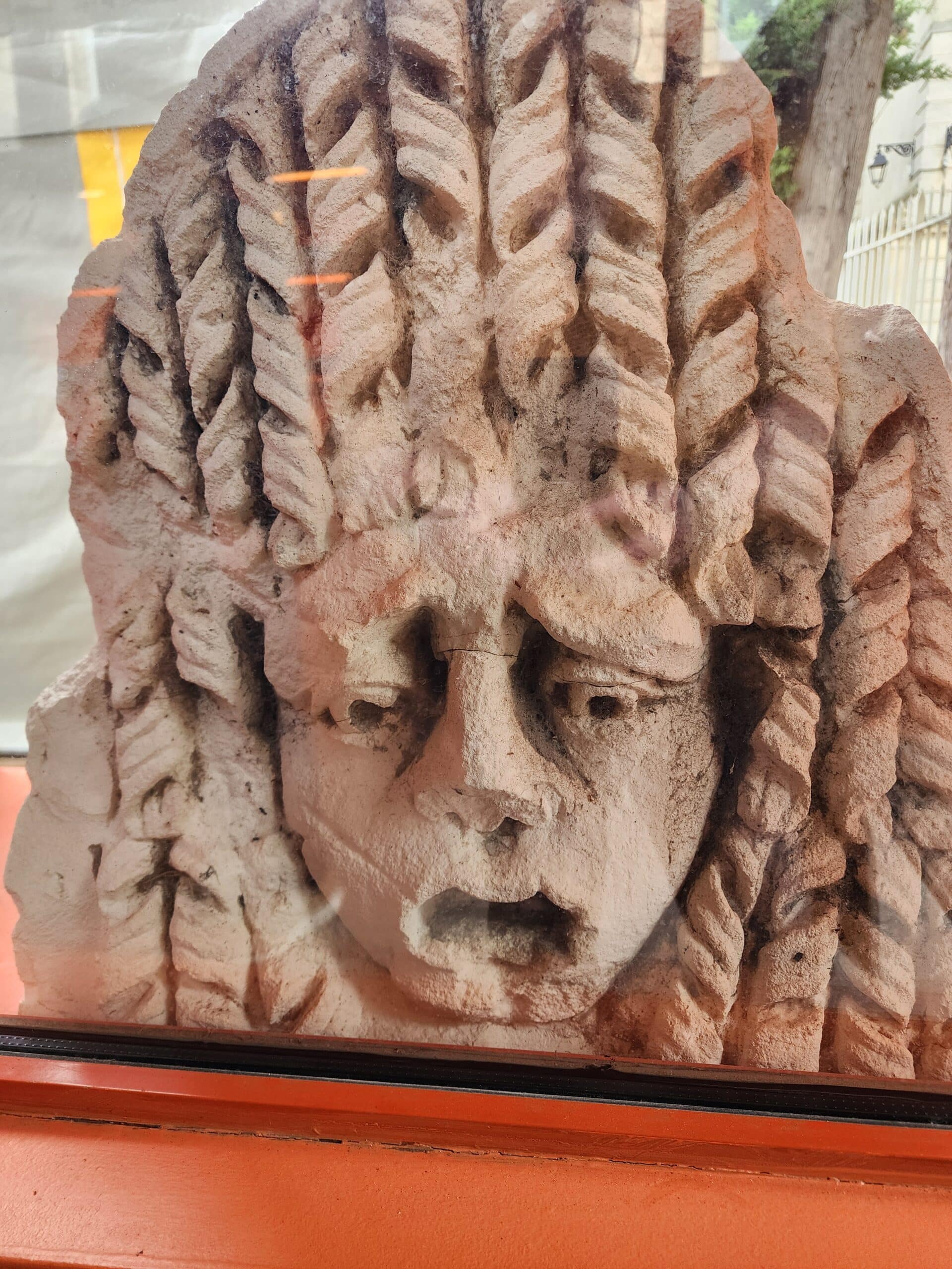 tête sculptée
