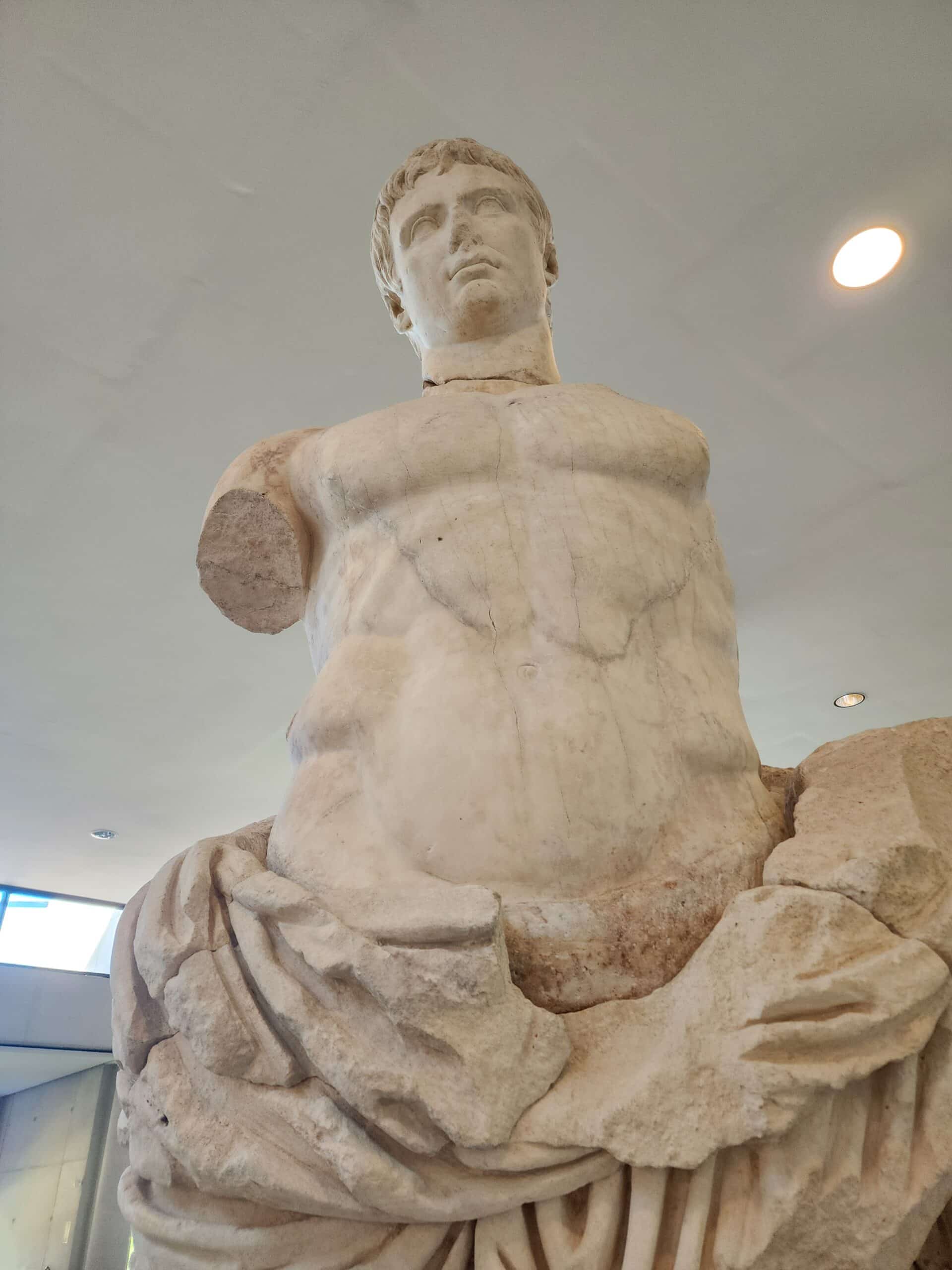 Statue au musée départemental antique d'Arles