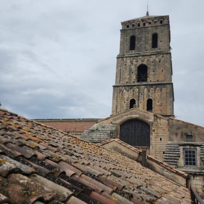 vue sur l'église d'Arles