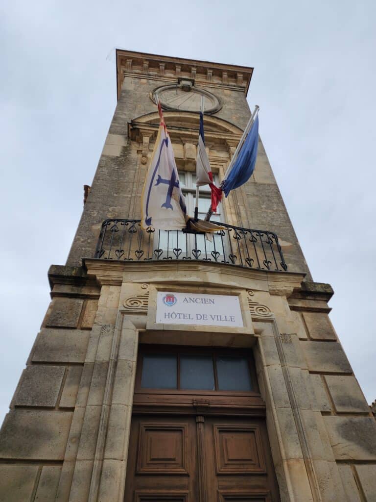 Façade de l'hôtel de ville avec les drapeaux