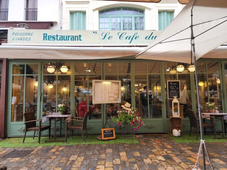 Vitrine du café du commerce