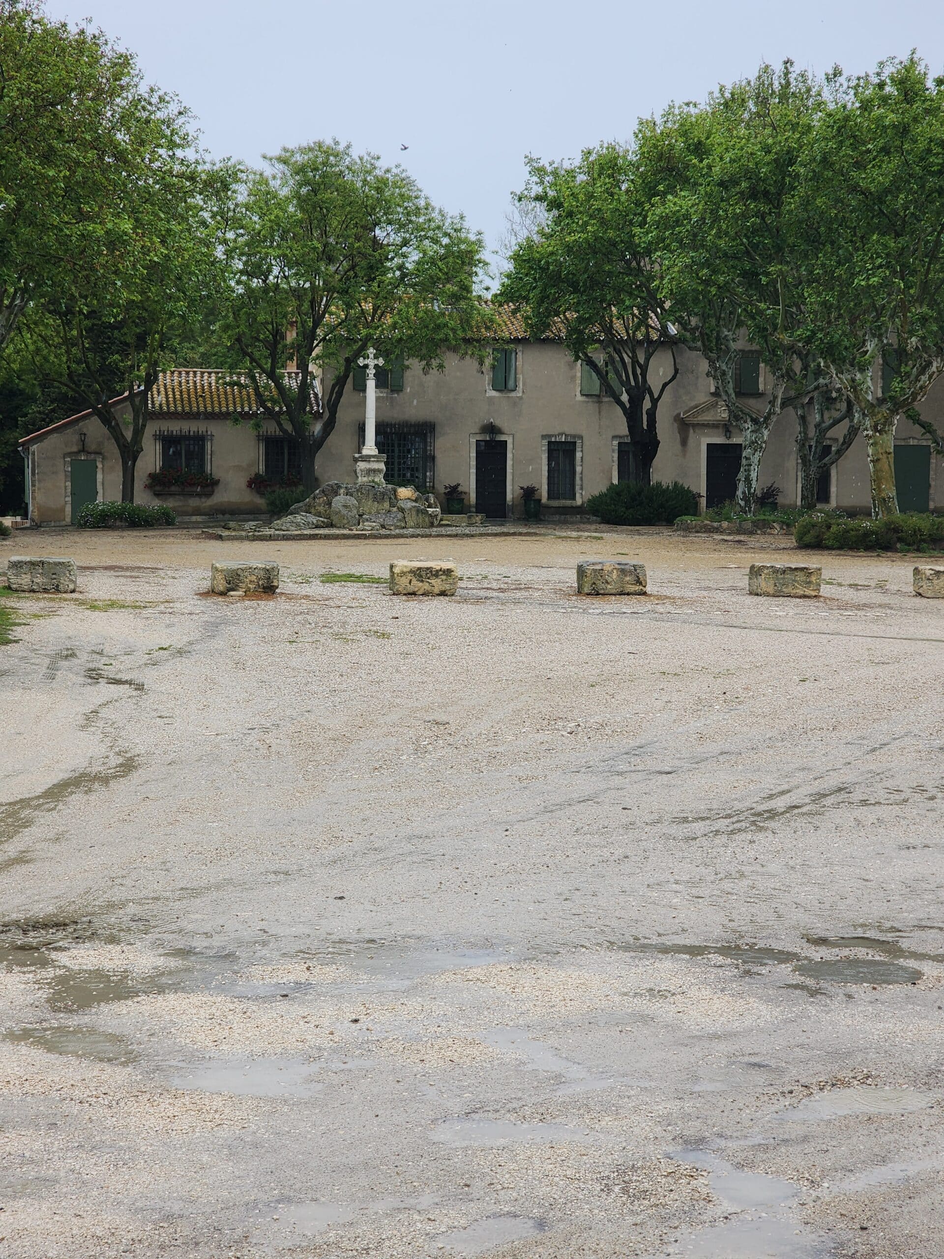 Place avec la croix de Méjanes