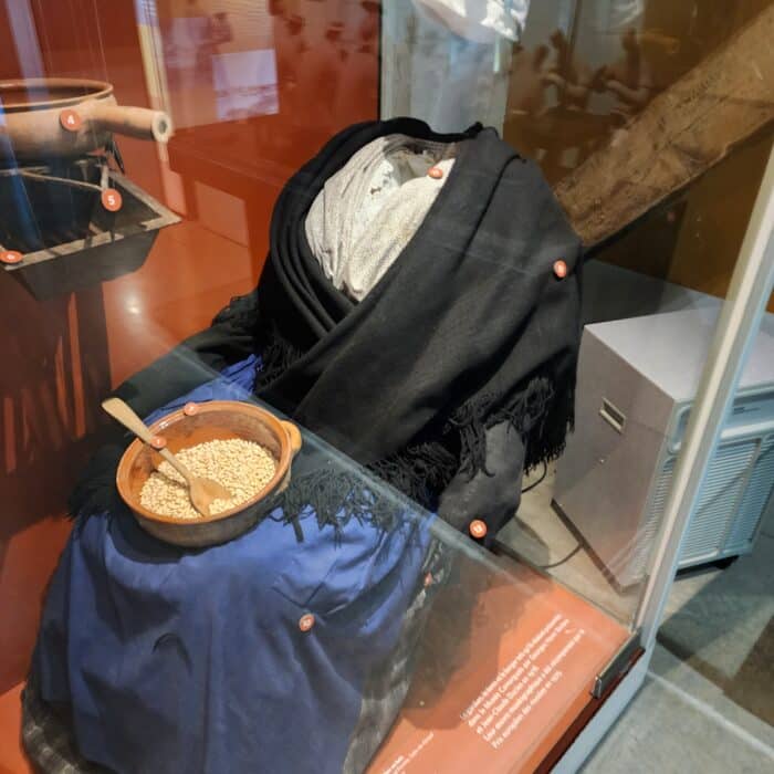 Tenue de femme assise