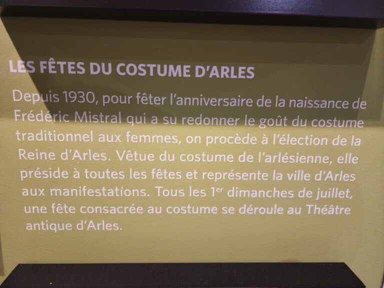Panneau informatif sur les costumes arlésiens