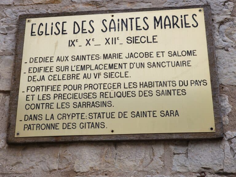 Plaque sur l'église des Saintes-Maries-de-la-mer