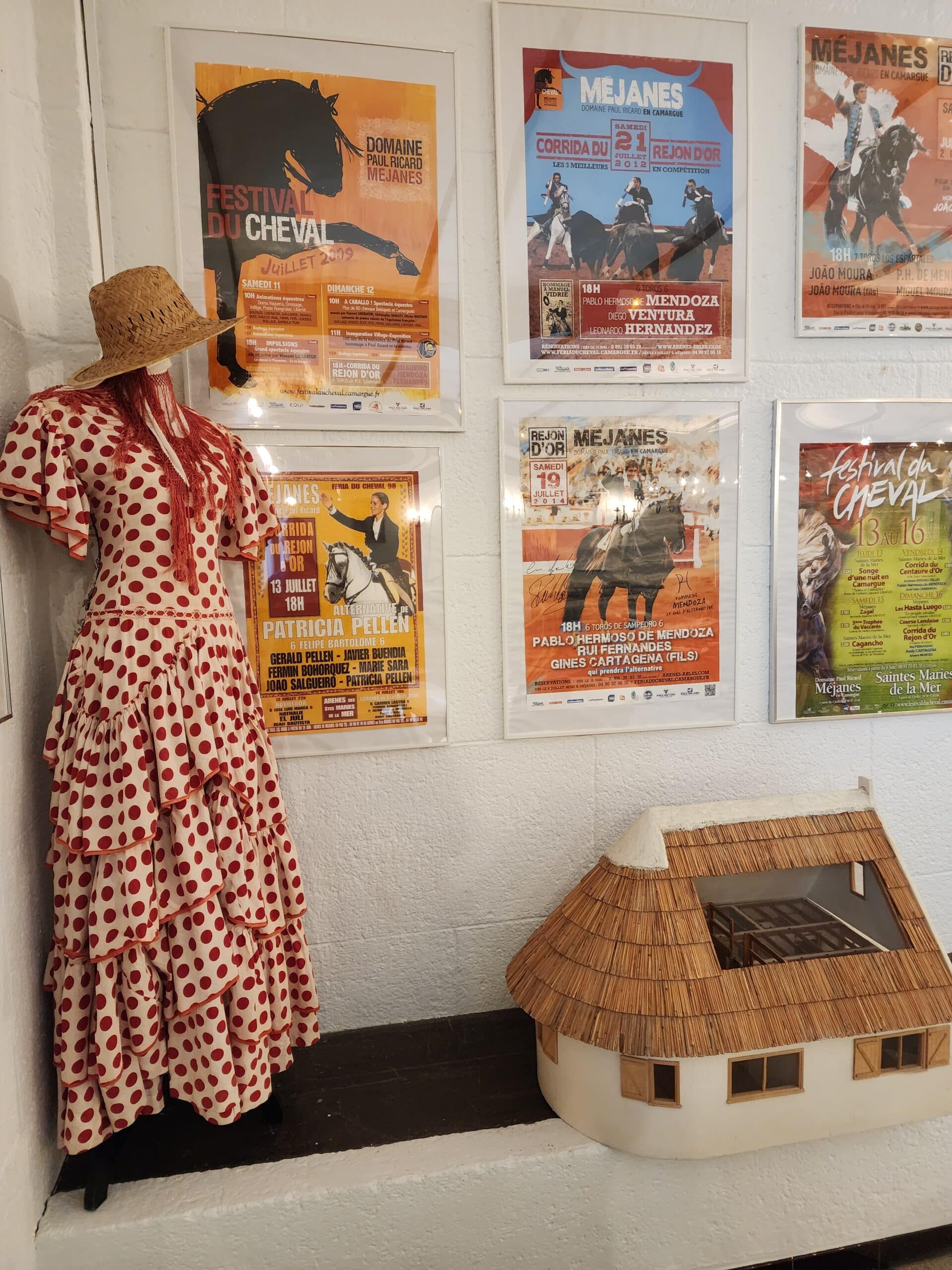 Tenue traditionnelle et affiches