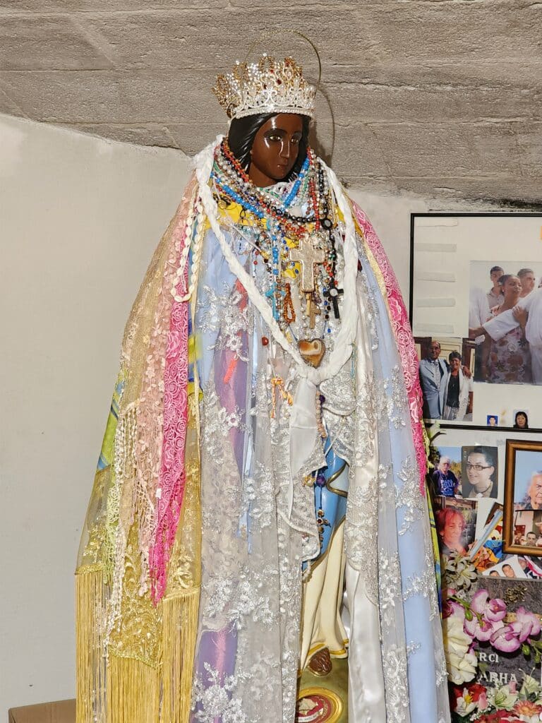 Statue de Sara la Noire dans la crypte de l'église des Saintes-Maries-de-la-mer