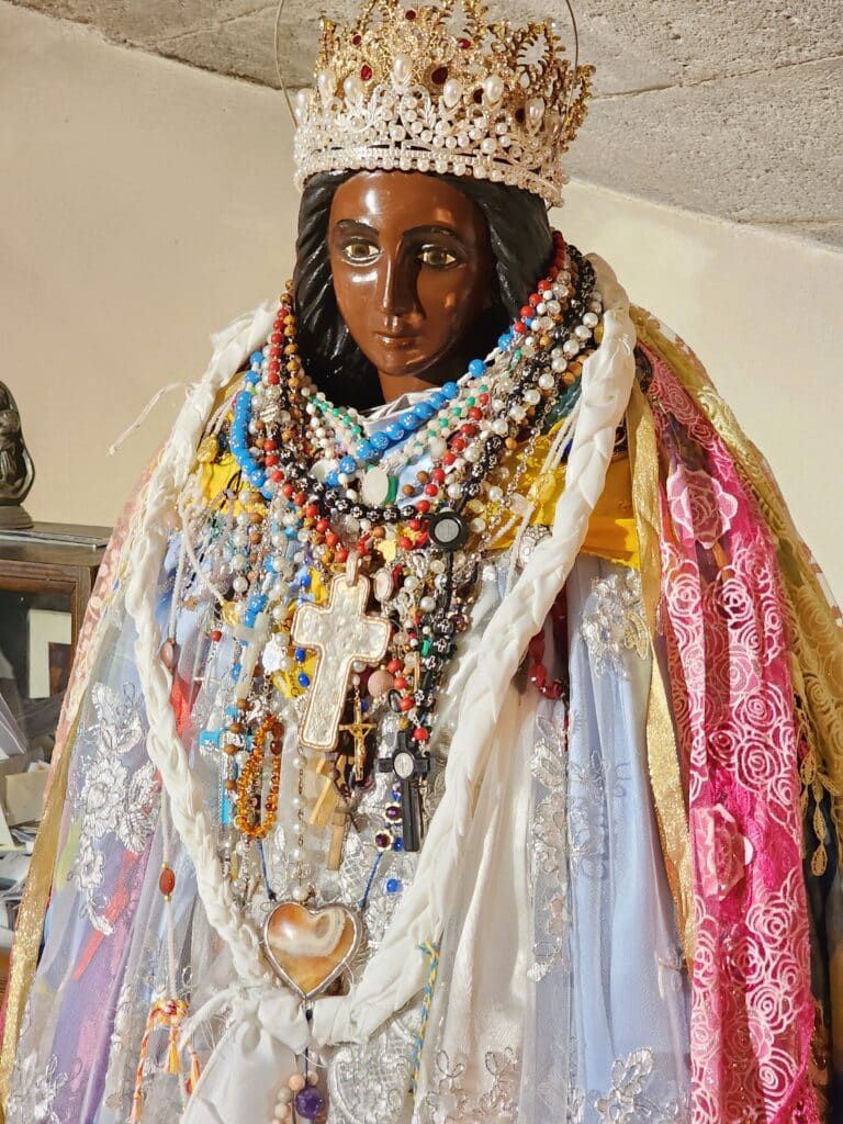 visage Sara la Noire dans la crypte de l'église des Saintes-Maries-de-la-mer