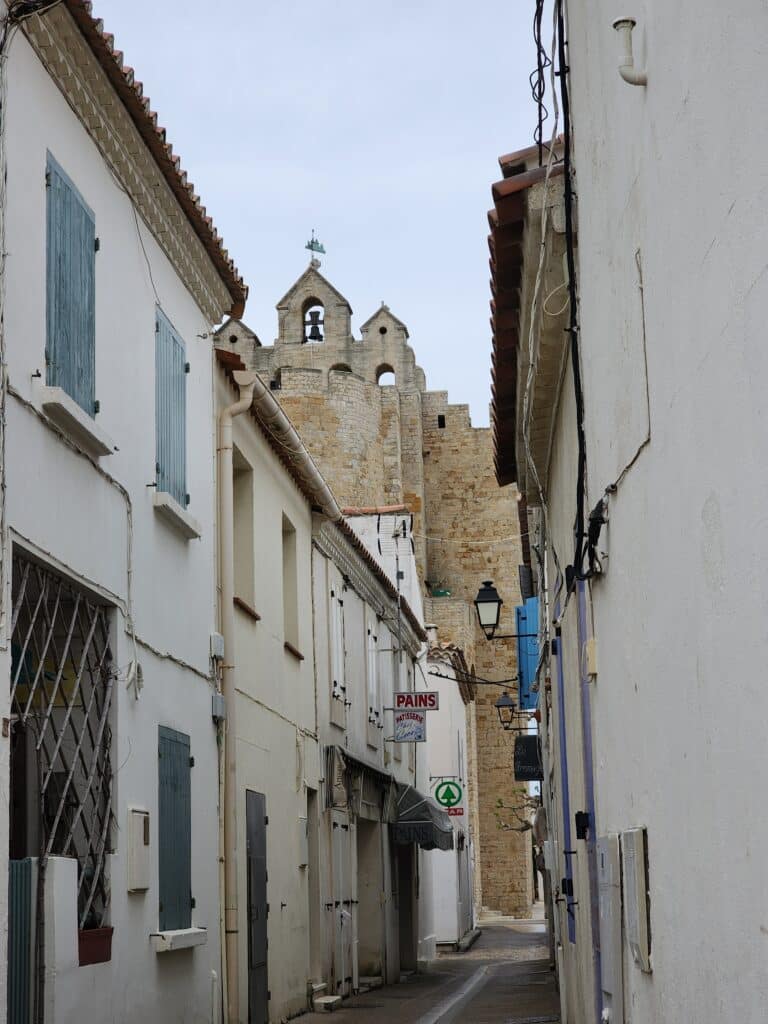 Vue sur l'église des Saintes-Maries