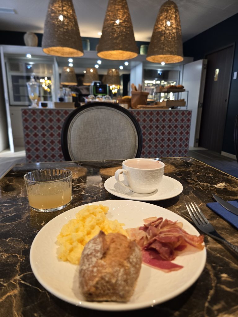 oeufs brouillés et bacon